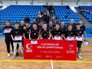 EDİRNE'NİN GURURU OLDULAR
M&M Basketbol Akdemi U-18 Takımı Sezonu Edirne Sampiyonu olup, İlimizi Bölge Şampiyonasında temsil edecek.
Uzun yıllardan bu yana Edirne basketbol ligine renk katmayı başarısı gösteren M&M Basketbol Akdemi U-18 Takımı Edirne'de illerin güçlü takımlarının katılımı ile yapılan turnuvada şampiyon olmayı başardı.